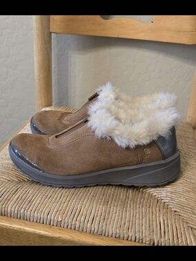 Bzees Lt Brown Color Slip-On Shoes with Cream Faux Fur Trim. Sz 8